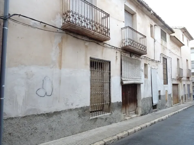 SE VENDE CASA PARA REFORMAR EN EL CENTRO DE ASPE - foto 2
