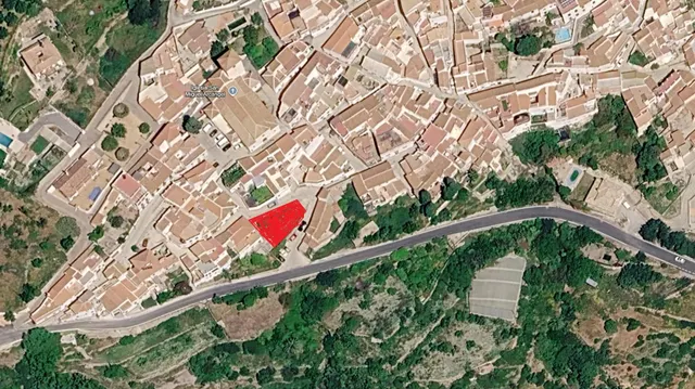 DOS SOLARES INDEPENDIENTES EN EL CASCO ANTIGUO DE GUALCHOS — 8