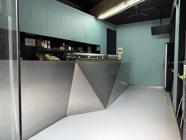 SE VENDE LOCAL TOTALMENTE INSTALADO PARA BAR — 8
