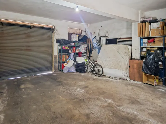 Planta baja habilitada como garaje, con patio trasero - foto 3