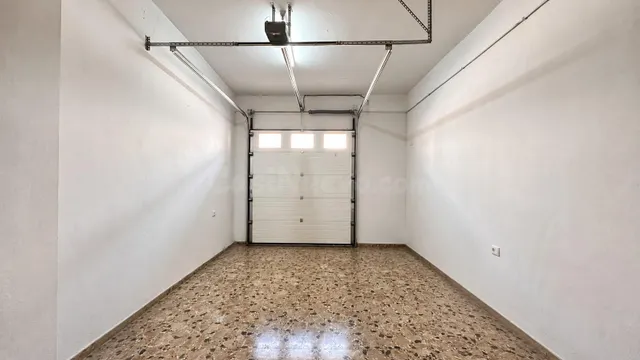 CASA EN VENTA EN CARLET – AMPLITUD, GARAJE Y TERRAZA PRIVADA - foto 3
