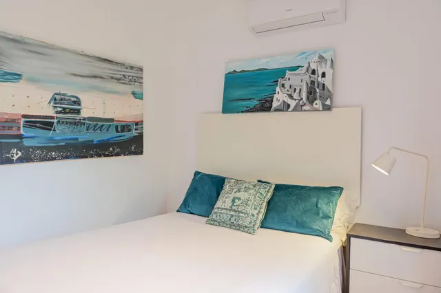Una casa que se siente, antes que se describe, en Playa Bastián, con vistas al mar — 11