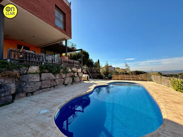 CASA CON PISCINA DISTRIBUIDA EN DOS VIVIENDAS - foto 2