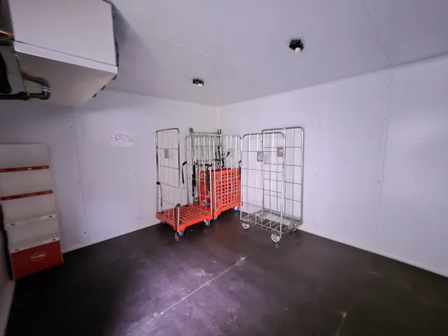 Amplio local de 176 m2 en zona comercial por excelencia situado en Av. Francesc Macià — 9