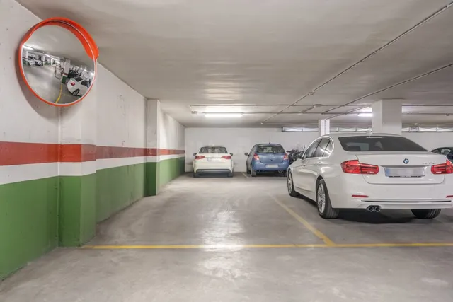 SE VENDEN 2 PLAZAS DE GARAJE. ZONA FORUM. 46.000 EUROS. — 2