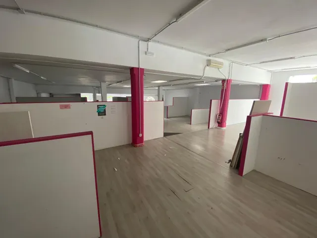 Impresionante local comercial esquinero a tres calles con planta garaje para 12 coches — 5