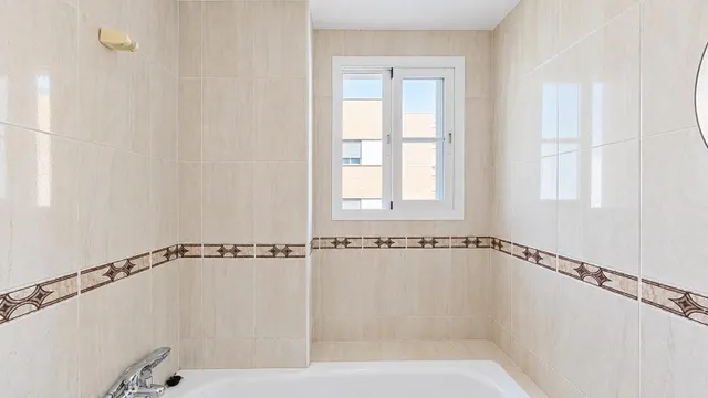 Bonito piso exterior y luminoso de dos dormitorios, baños y aseo en Albolote junto al metro y con plaza de garaje — 22
