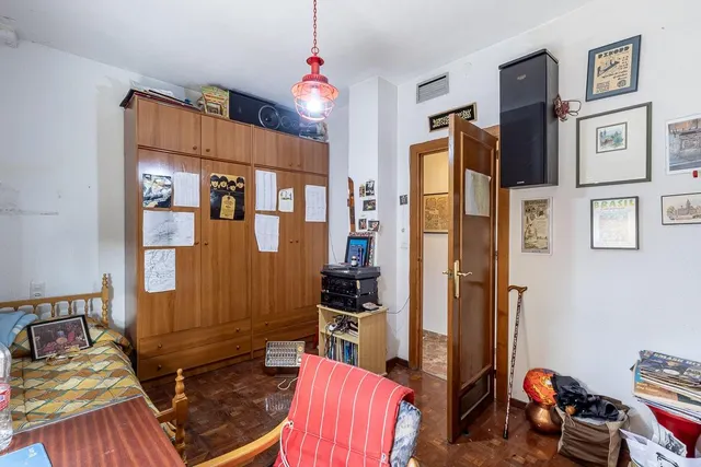 Pisazo en paseo del salón - Granada — 26