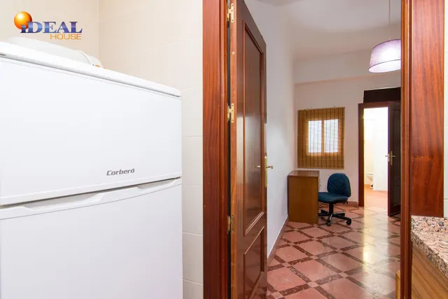 Por debajo de la Plaza Trinidad, a un paso de Facultad de Traductores, Derecho, Escuela de Arte y Oficios. Actualmente 6 estancias(incluido el salón). un cuarto de baño, un aseo, cocina. Techos Alto — 26