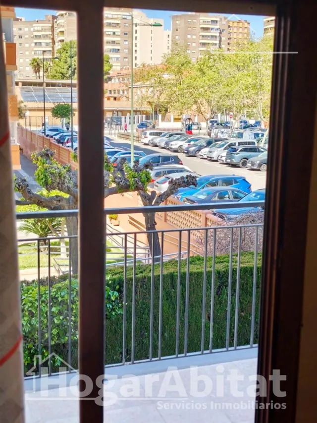 Semireformado, luminoso y esquinero con balcón, cerca del centro — 30