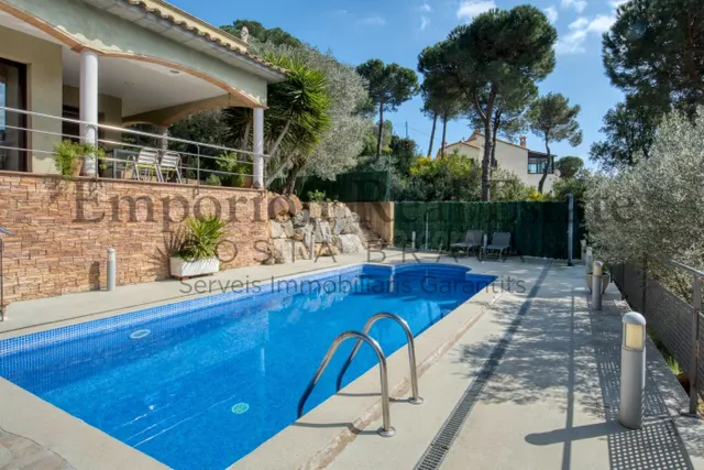 HERMOSA CASA CON PISCINA CERCA DE LA PLAYA - VENTA O ALQUILE