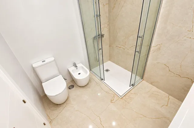 Se vende atico 5 habitaciones  totalmente reformado con vistas al mar  en pleno centro d Benidorm — 25