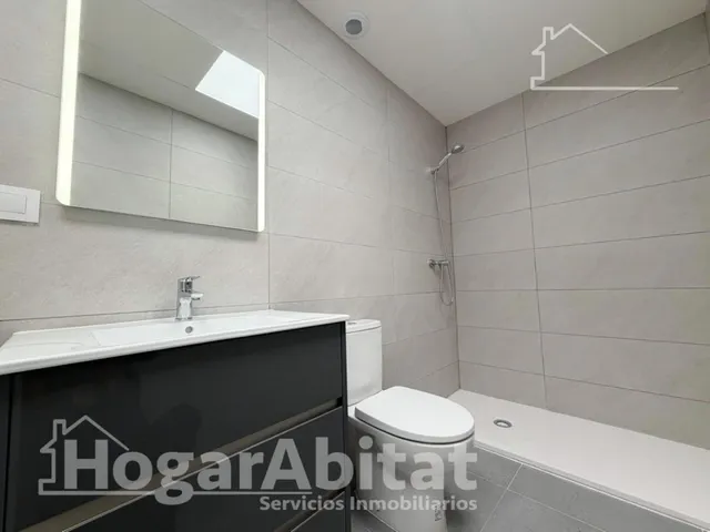 Estrena diseño y máxima eficiencia en esta moderna planta baja reformada con piscina y garaje — 25
