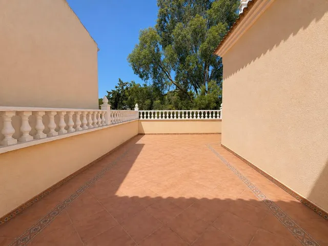 Villa independiente con piscina privada y 6 dormitorios junto a la Laguna Rosa de Torrevieja — 45