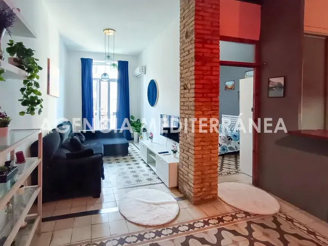 Piso en Alquiler Temporal en Ruzafa con reforma que respeta la arquitectura tradicional de la zona y con mucha luz — 3