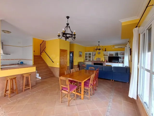 Exclusiva parcela con chalet independiente en Urbanización L - foto 2