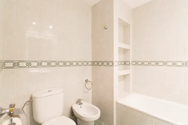 Albayzin bajo zona. piso 3 dormitorios. 2 baños. salón. cocina. calefacción. luminoso. — 15