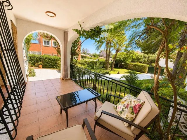 MAGNIFICO CHALET ADOSADO CON GRAN PARCELA, JARDIN Y PISCINA PRIVADA — 5