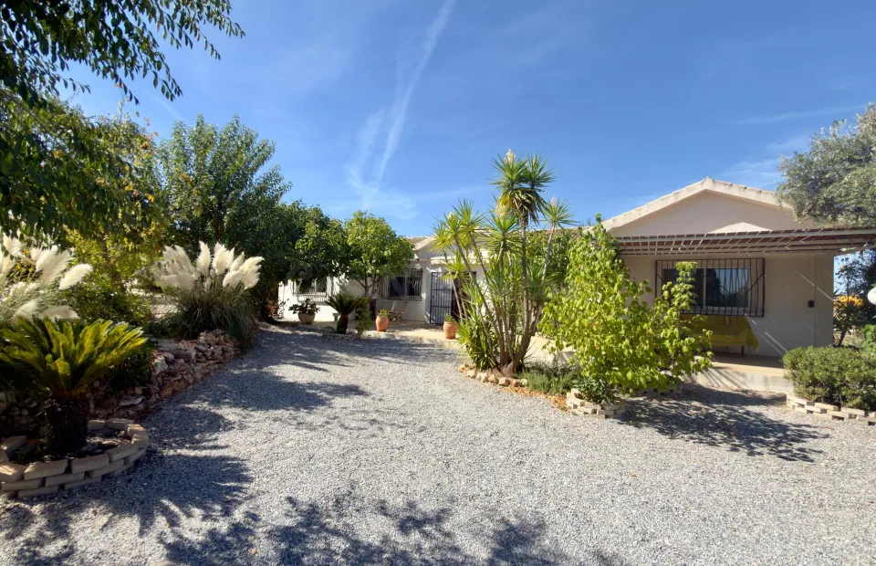 CHALET INDEPENDIENTE CON 3.500 M2 DE PARCELA, PISCINA, VIVIENDA DE INVITADOS Y PISTA DEPORTIVA EN LOS TABLAZOS