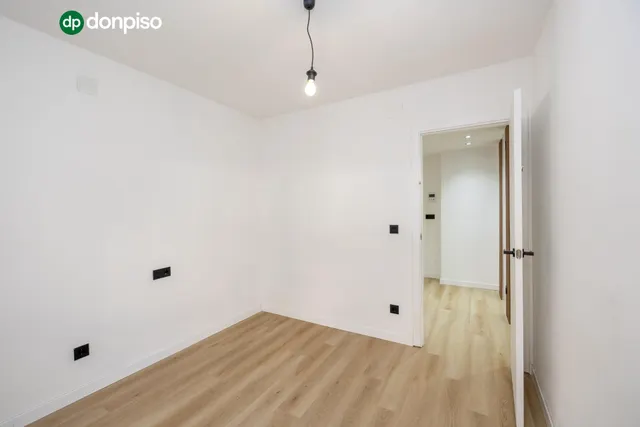 Planta baja con terraza privada, 3 dormitorios, 2 baños y garaje — 12