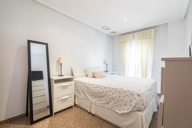Luminoso piso exterior a esquina de 90 m2 con balcón, garaje y vistas despejadas en avenida de Alicante (vpo) — 26