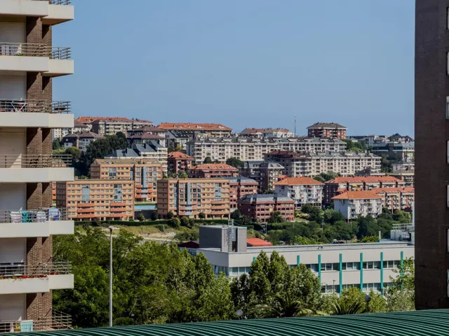 Piso con terraza a la venta en Fernando de Los Rios. - foto 3