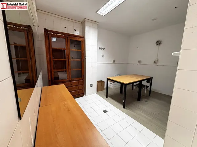 ¡Amplio local comercial con patio y accesibilidad para todos! — 10