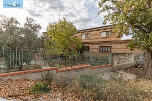 Complejo industrial con vivienda en Alhendín con 2500 metros
