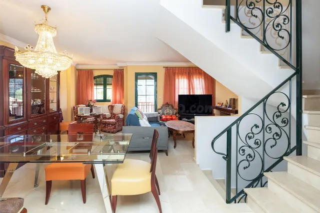 SE VENDE CASA ADOSADA URB. LA BERMEJANA, 4 DORM,3 BAÑOS. 2 S - foto 5