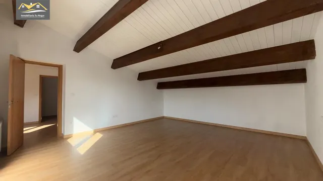 Chalé adosado, con terraza 30m , jardín 70m , garaje para 2 coches. 5 habitaciones. 3 baños. Cocina salón comedor de 35 m2. Magnificas vistas. Muy soleados — 41