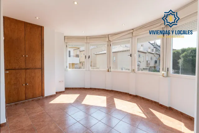 FANTÁSTICO TRÍPLEX EN CÁJAR: UNA VIVIENDA LLEVA DE AMPLITUD  - foto 2