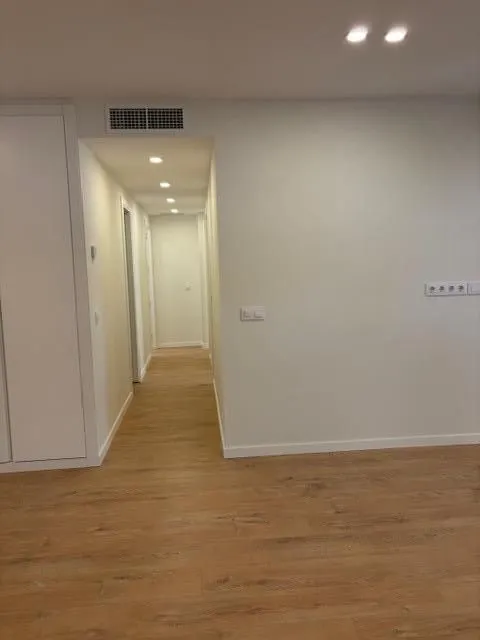 Exclusivo piso reformado en el corazón de Jerónimos, Madrid — 8