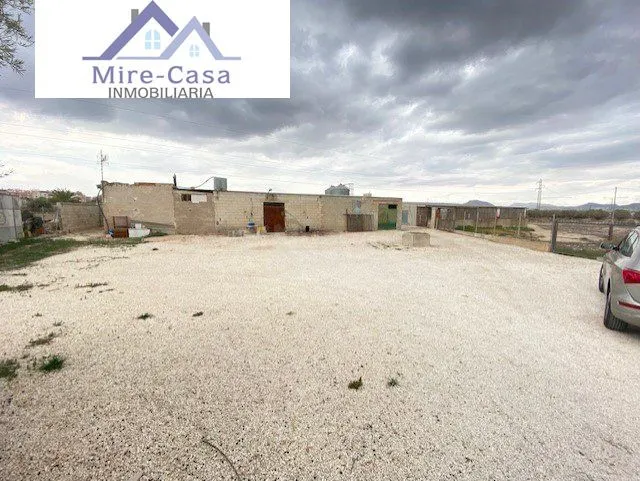 SE VENDE CASA PEQUEÑA CON UNA NAVE DE 300 METROS Y OTRA DE 6