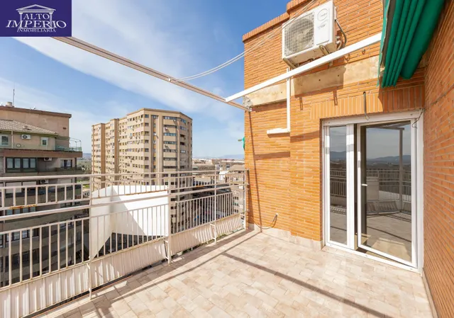SALE A LA VENTA EXTRAORDINARIO ATICO "REFORMADO" EN GRANADA - foto 4