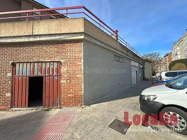Local comercial con dos entradas en Torrelavega. — 4