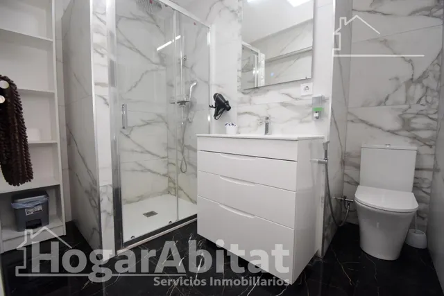 ¡Espectacular! Amplio, moderno y reformado, todo amueblado y cerca del centro — 32