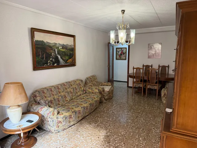 Piso con ascensor, 4 dormitorios, 2 baños, cocina 19 m2 con patio pisable, salon comedor, tres piezas a la calle. — 40