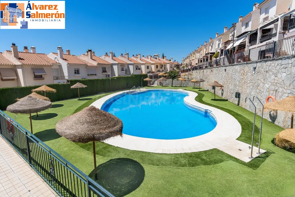ADOSADA EN URBANIZACIÓN EN HUETOR VEGA
