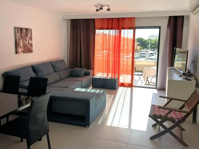 Planta baja moderna (aprox. 63 m2) con 2 dormitorios, 2 baños y amplia terraza/jardín. Gran zona de piscina, cerca del La Zenia Boulevard, ¡y a 15 minutos a pie de la Playa de La Zenia! — 10