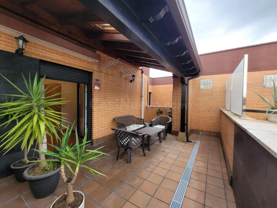 ALQUILER  DUPLEX DE TRES habitaciones CON TERRAZA Y PLAZA DE GARAJE