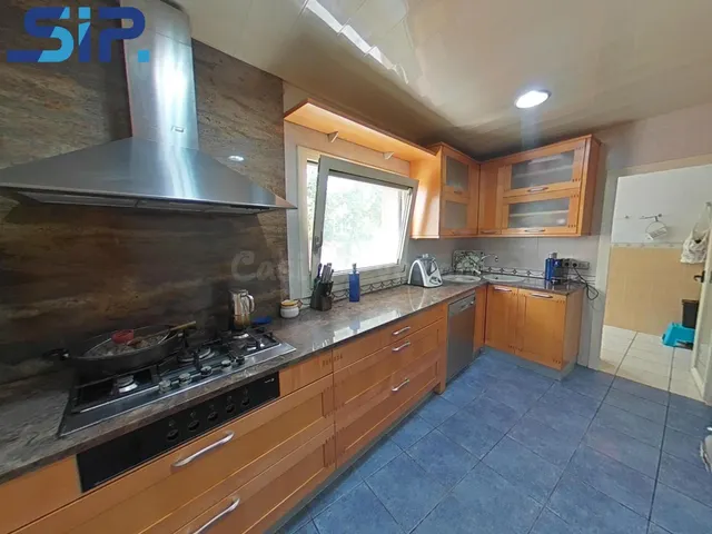 Casa lista para entrar a vivir con dos grandes zonas de apar
