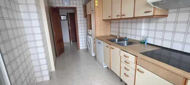 Piso de 3 dormitorios con piscina y garaje en urbanización cerca de la playa — 12