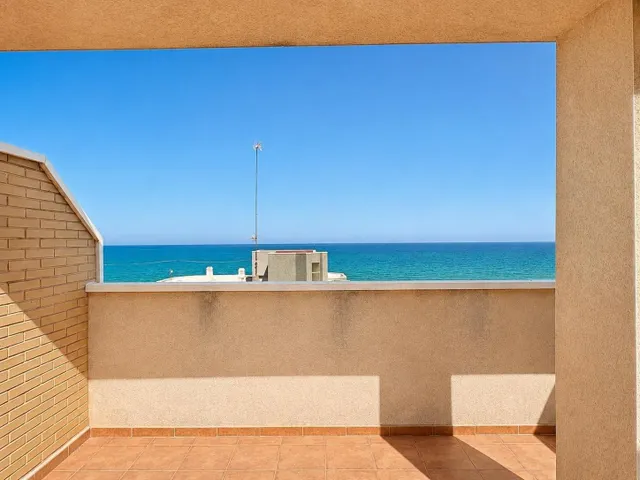 Ático dúplex con vistas frontales al mar y amplio solárium en Guardamar del Segura — 30