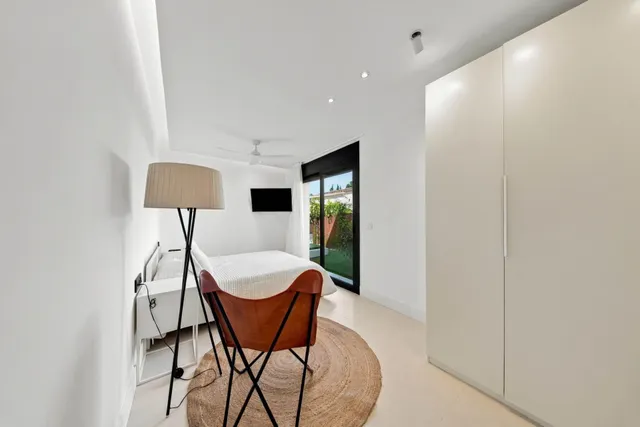 Exclusiva villa de diseño moderno con piscina privada, jardín, garaje y domótica avanzada — 38