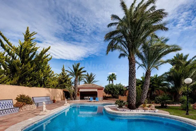 Villa independiente con 2.000 m2 de parcela y apartamento de invitados en El Chaparral — 2