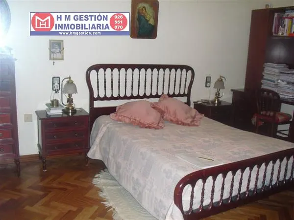 Casa en zona centro de Alcázar a 5 minutos de la Plaza de España, En planta baja.: Garaje para dos coches, 3 habitaciones, servicio, patio cubierto distribuidor, patio exterior de 50 m2 y cuarto de — 15