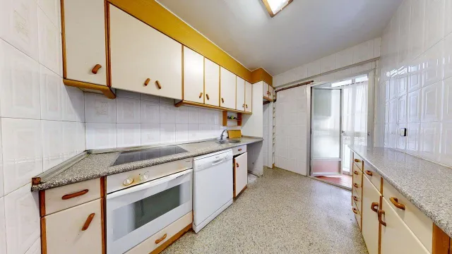 Piso de 65m2. Distribuido en tres dormitorios, salón con terraza, cocina con galería y baño — 14