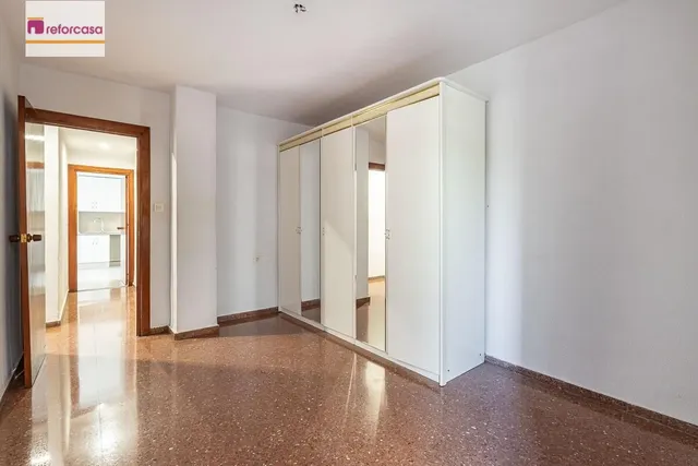 Piso con plaza de garaje cerrada junto a La Inmaculada, frente al río Genil. — 16