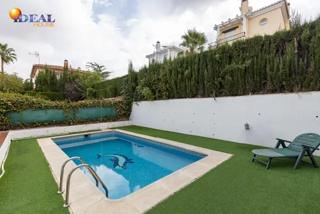 Casa independiente con piscina en La Zubia. — 39