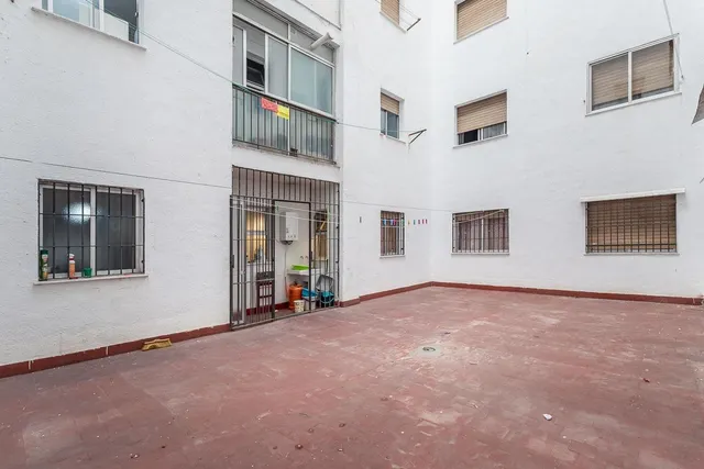 AMPLIO PISO JUNTO A EL CORTE INGLES EN JAEN — 9